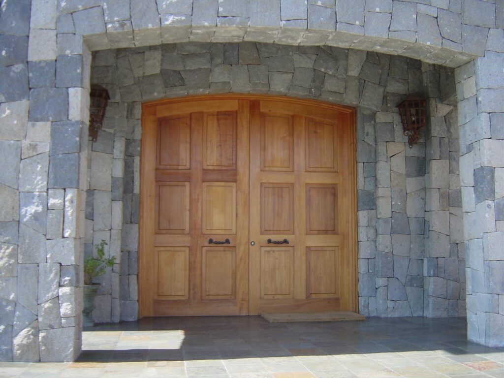 acceso dos hojas y piedras